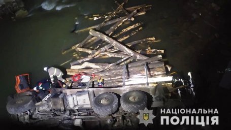 В Ивано-Франковской области грузовой автомобиль сорвался в реку. Появилось видео