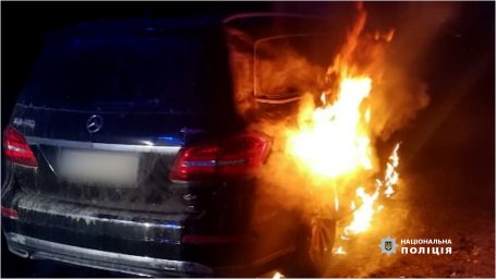 У Чернівцях взято під варту двох дніпрян, які підпалили автомобіль. З’явилося відео