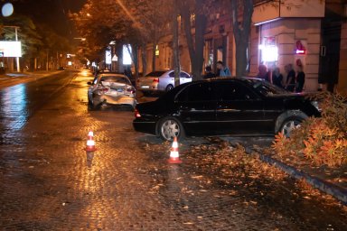 Ночное ДТП в Днепре: есть пострадавшие. Появилось видео Ночное ДТП в Днепре: есть пострадавшие. Появилось видео