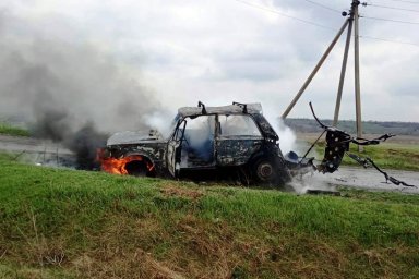 В Днепропетровской области при пожаре в авто пострадал мужчина. Появилось видео