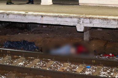 В Киеве электричка сбила 17-летнюю девушку
