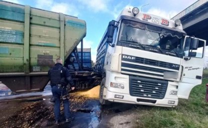 В Миргороде столкнулись товарный поезд и грузовой автомобиль. Появилось видео