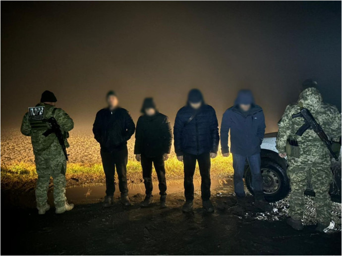 На Одещині прикордонники затримали двох чоловіків разом з переправниками. З’явилося відео