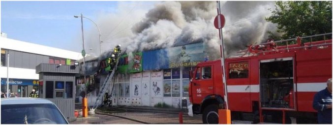 В Киеве вблизи станции метро «Дарница» сгорел магазин зоотоваров. Появилось видео