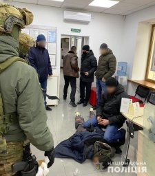 В Мариуполе мужчина захватил заложников в отделении банка. Появилось видео