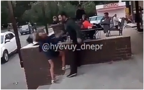 Появилось видео инцидента в ресторане Днепра. От удара женщина оказалась без сознания