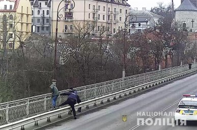 В Каменце-Подольском мужчина пытался покончить с собой, прыгнув с моста