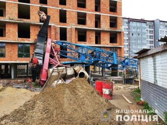 В Черновцах на стройплощадке упал башенный кран