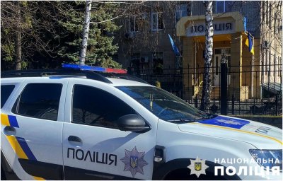 В Кременчуці жінка загинула, випавши з третього поверху. Поліція встановлює обставини
