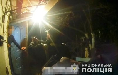 В Коростене мужчина стрелял в полицейских. Появилось видео