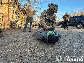 У Києві затримали чоловіка, який за вказівкою встановив в квартирі «розтяжку». З’явилося відео
