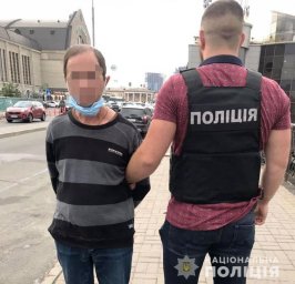 В Киеве мужчина растлил малолетнюю девочку в школе