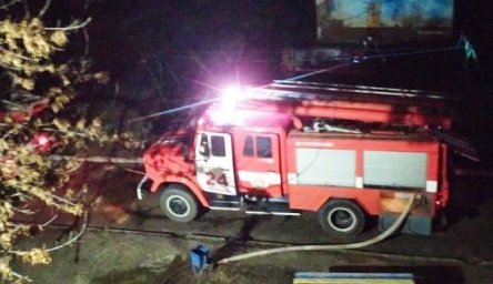 В Лозовой при пожаре спасли мужчину В Лозовой при пожаре спасли мужчину