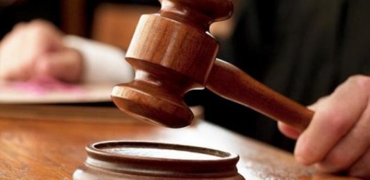 В Шевченковском суде гражданин начал ломать двери и бить стекла
