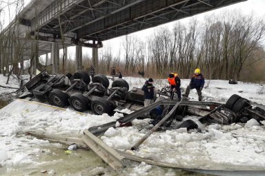 В Черниговской области фура сорвалась в реку. Появилось видео