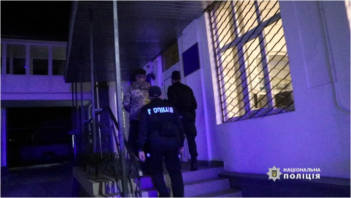 З’явилося відео затримання поліцією Івано-Франківського чоловіків, які побили військового