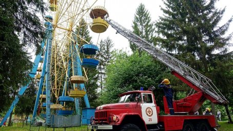 В Луцке спасатели спасли людей, застрявших на колесе обозрения. Появилось видео