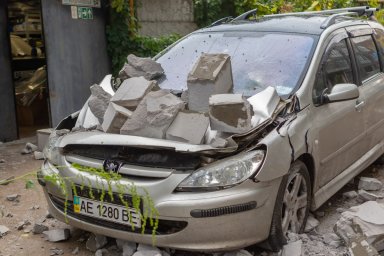 В Днепре на автомобиль упала часть стены. Появилось видео