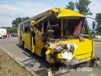 У Вінниці в ДТП постраждали п’ятнадцять осіб. З’явилось відео