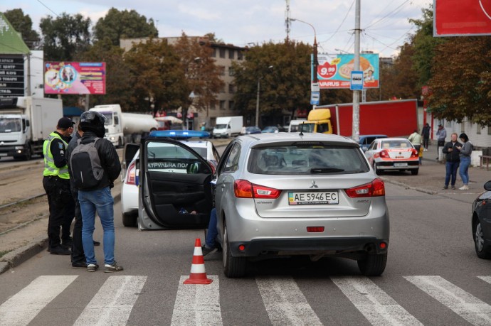 В ДТП в Днепре пострадал мужчина с ребенком. Появилось видео
