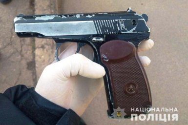В Виннице мужчина угрожал пистолетом дочери