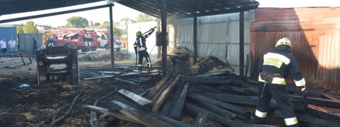 Пожар в Днепре на Мануйловском проспекте: видео с места событий