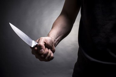 В Харькове мужчина ударил женщину ножом