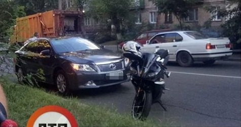 В Киеве произошло ДТП – столкнулись автомобиль и мотоцикл