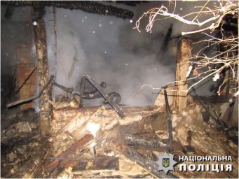 У селі Ташань на згарищі знайшли тіло жінки. Поліцейські розслідують обставини пожежі