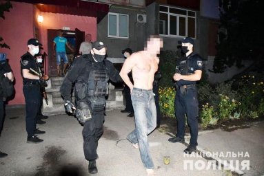В Рубежном мужчина угрожал взорвать квартиру