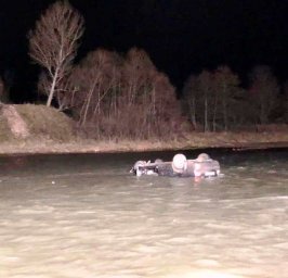 В Верховине автомобиль сорвался в реку