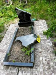 У Дніпропетровській області чоловік вчинив розгром на цвинтарі