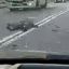 В Киеве пьяная женщина бросилась под машину. Появилось видео