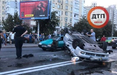 В Киеве произошло масштабное ДТП с погоней и опрокидыванием. Появилось видео