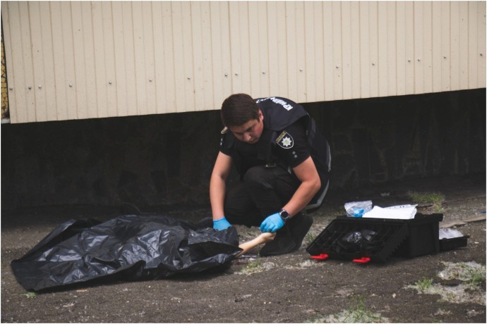 В Киеве с крыши многоэтажного здания сорвался 11-классник. Появилось видео