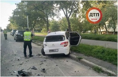 В Киеве на улице Челябинской микроавтобус протаранил легковой автомобиль