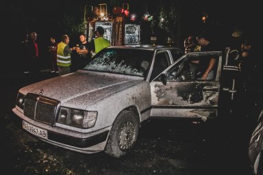 Пожар в Киеве уничтожил три машины. Появилось видео