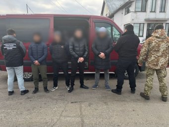 В пункті пропуску «Лужанка» прикордонники виявили в мікроавтобусі трьох «зайців»