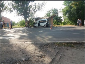 В Макеевке автомобиль снес остановку. Погибла женщина
