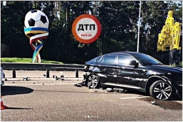 В Киеве произошло столкновение BMW и Toyota. Автомобили сильно повреждены