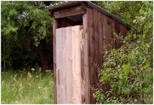 В Херсоне мужчина, доставая телефон, утонул в выгребной яме