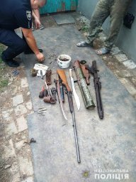 В Днепропетровской области у мужчины изъяли арсенал оружия и боеприпасов. Появилось видео