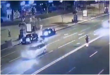 Появилось видео ночного ДТП на Крещатике. Травмирована девушка