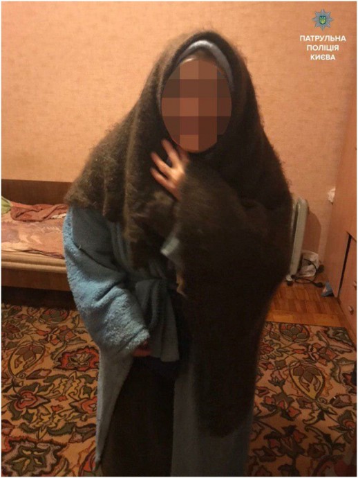 В Киеве пожилая женщина пыталась прыгнуть с 10 этажа. Её спасли патрульные