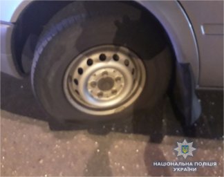 В Голосеевском районе Киева совершено нападение на микроавтобус. Появились фото