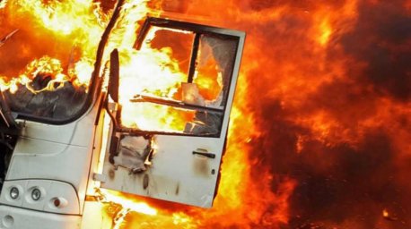 Во Львове на ходу загорелся автобус. Появилось видео
