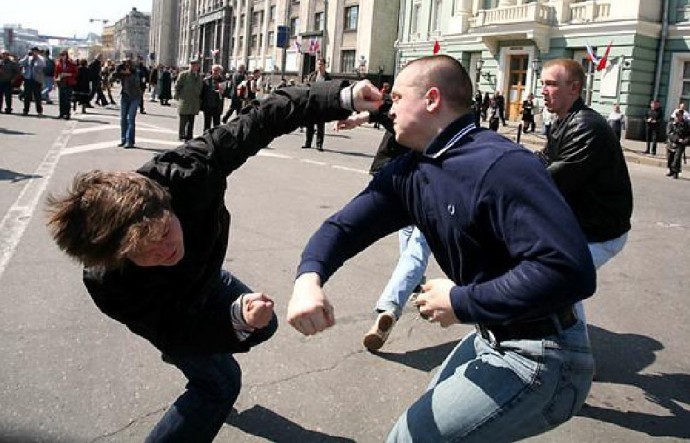 В Киеве неизвестные избили мужчину