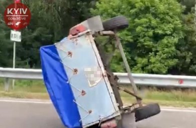 На Бориспольской трассе маршрутка подрезала авто. В результате опрокинулся прицеп