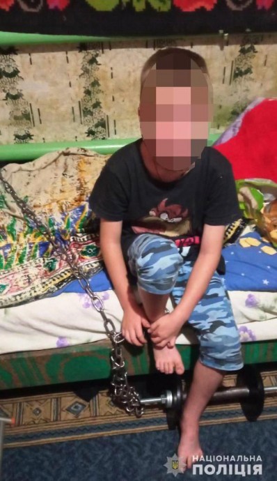 В Кривом Роге мужчина посадил ребенка на цепь