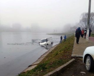 В Моршине микроавтобус сорвался в водоем